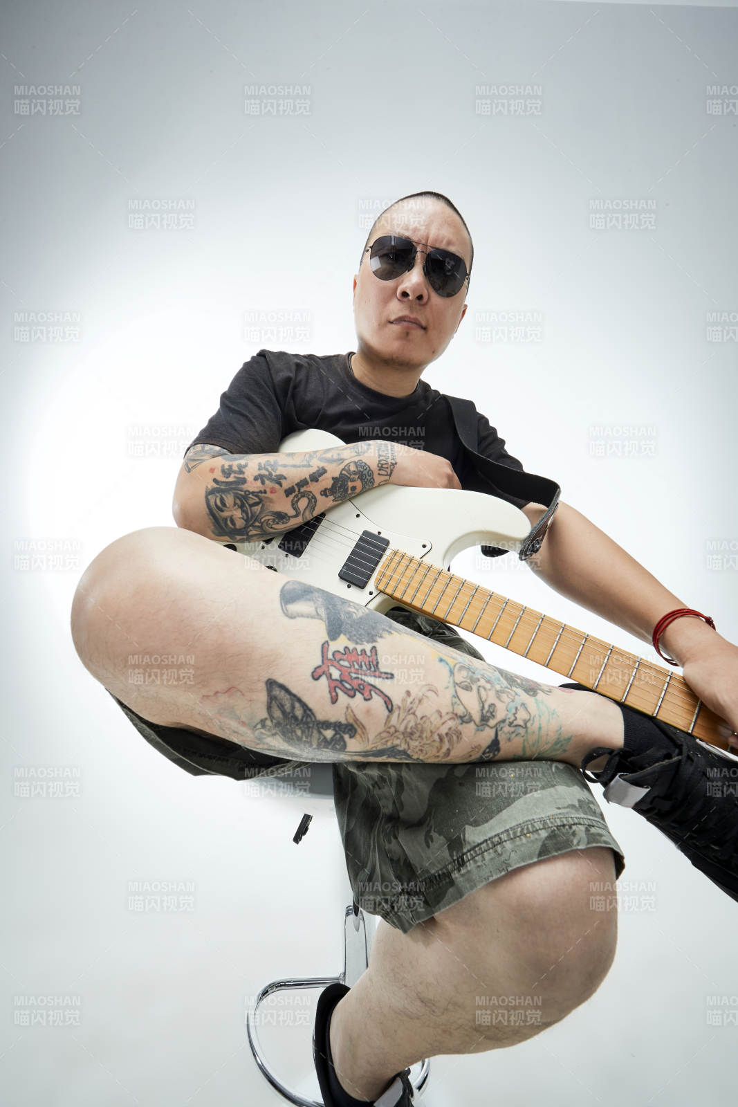 手持電吉他展示演奏的亞洲男性搖滾樂手人像