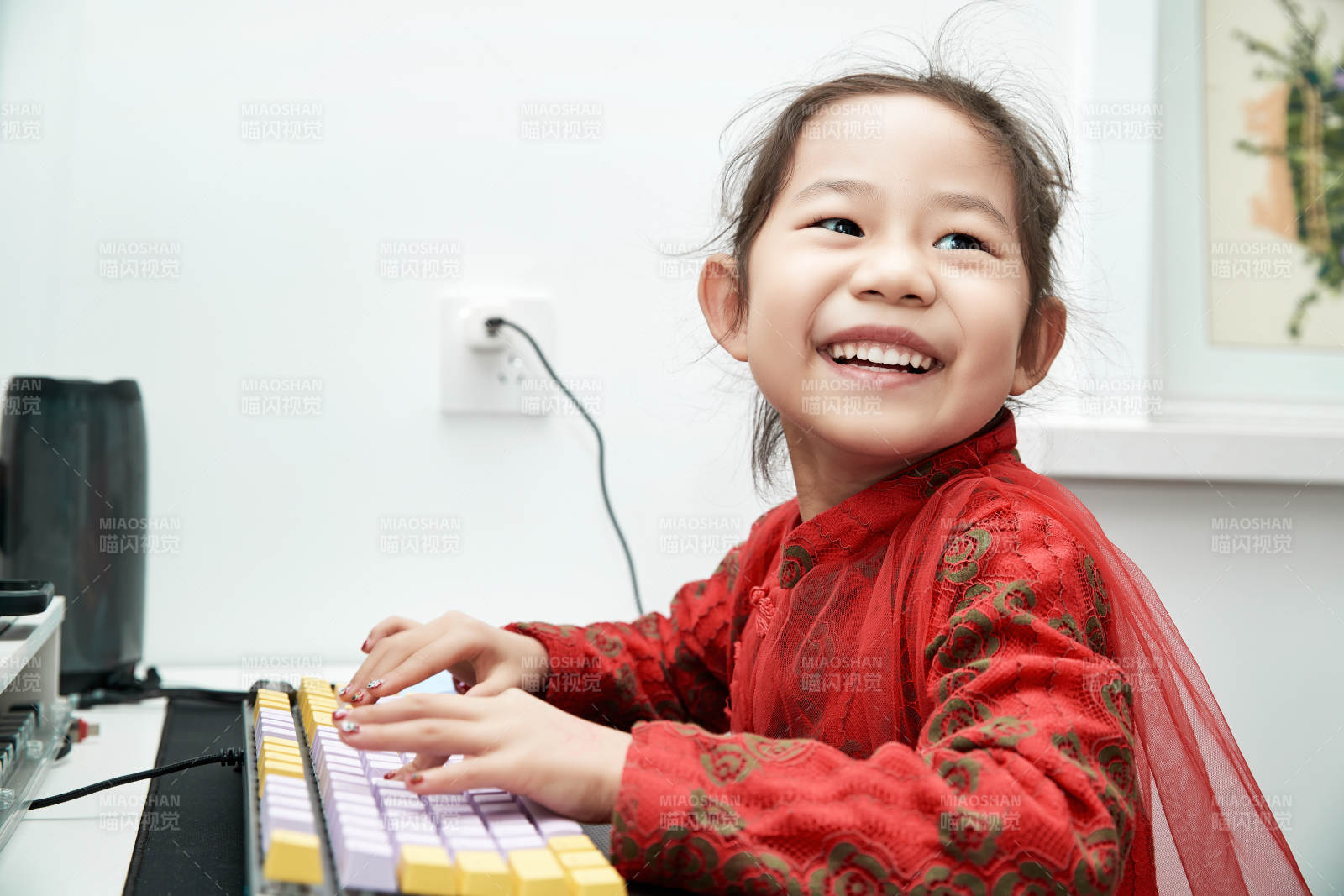 在家玩耍的亞洲小女孩