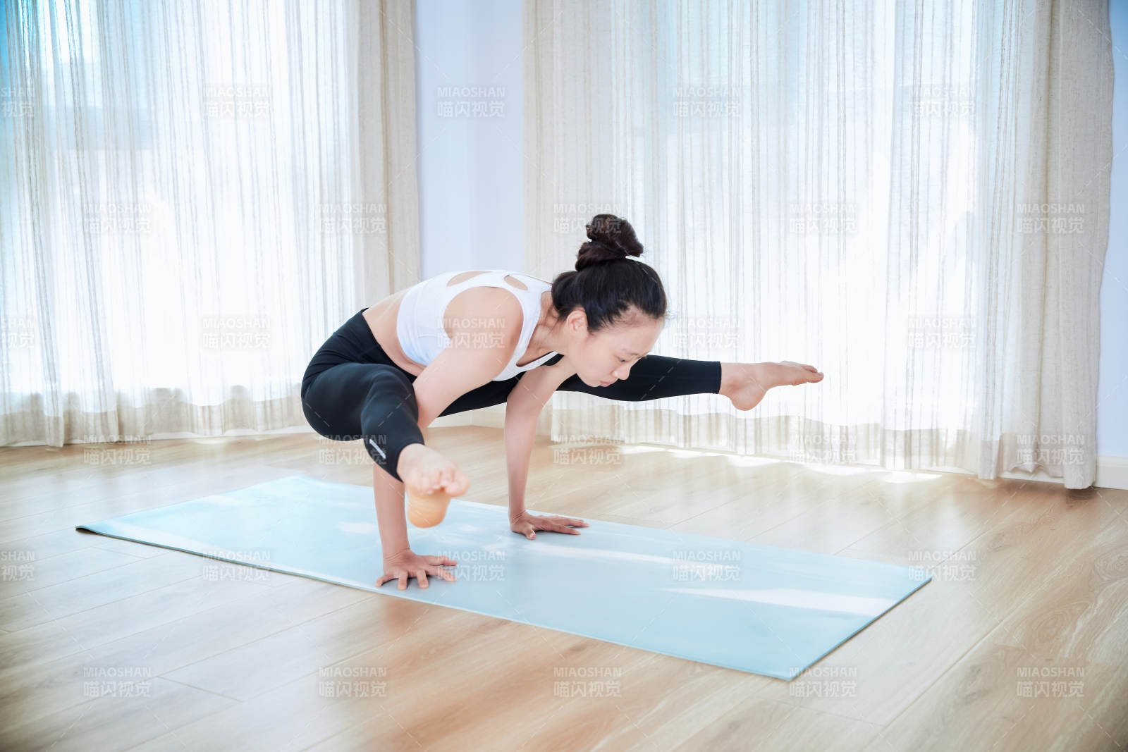 做瑜伽動作的亞洲年輕女性