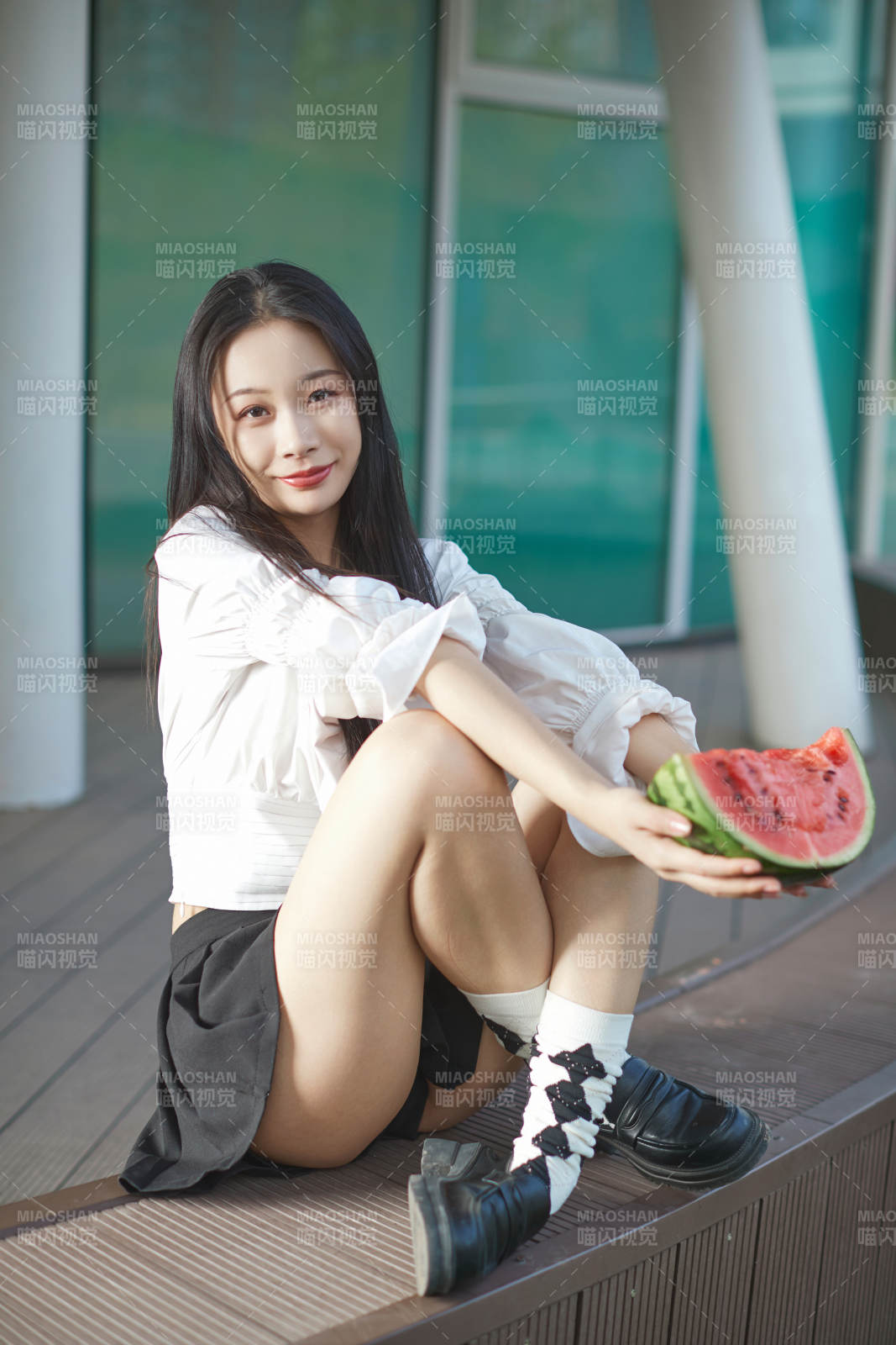 初夏戶外公園吃西瓜的可愛少女