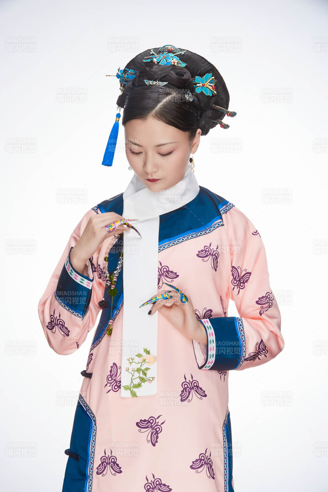 白色背景下的清代女性古裝造型清朝古裝