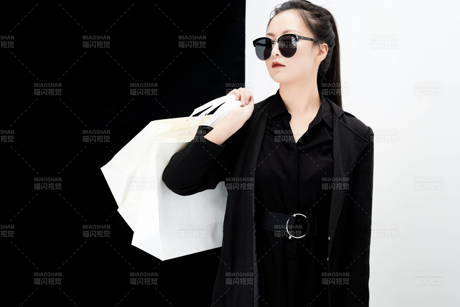黑白色背景下的手提購物袋的時尚亞洲少女
