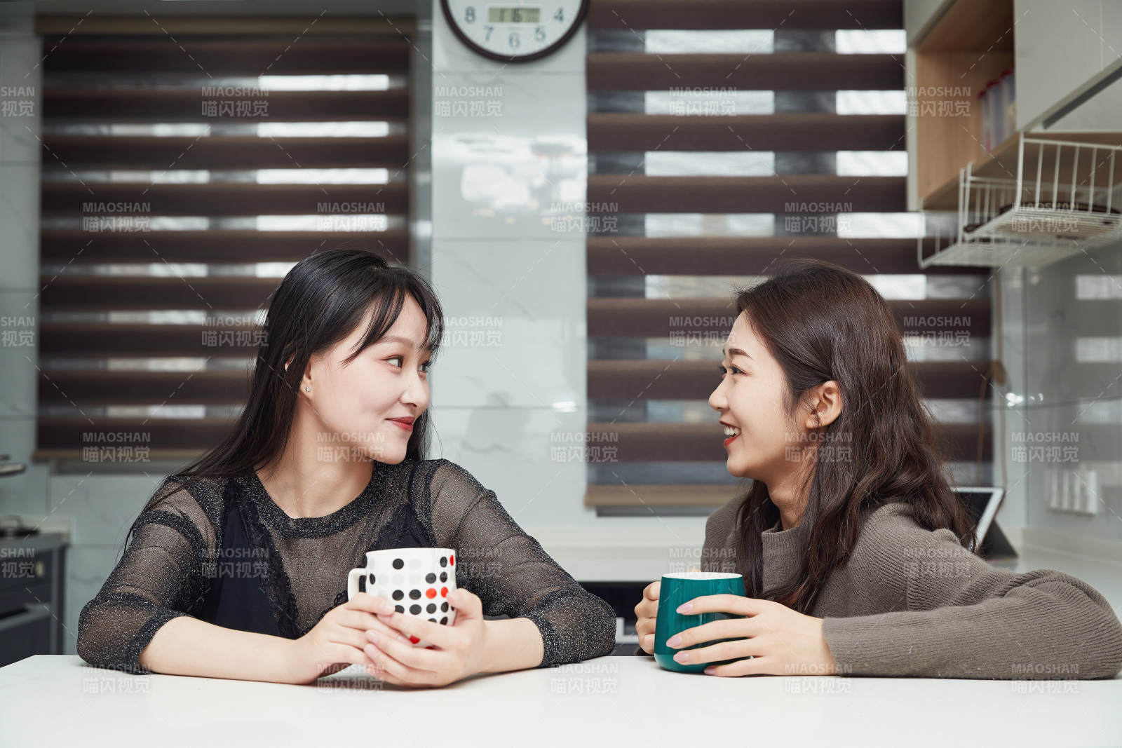 在餐廳喝咖啡閑聊的亞洲閨蜜