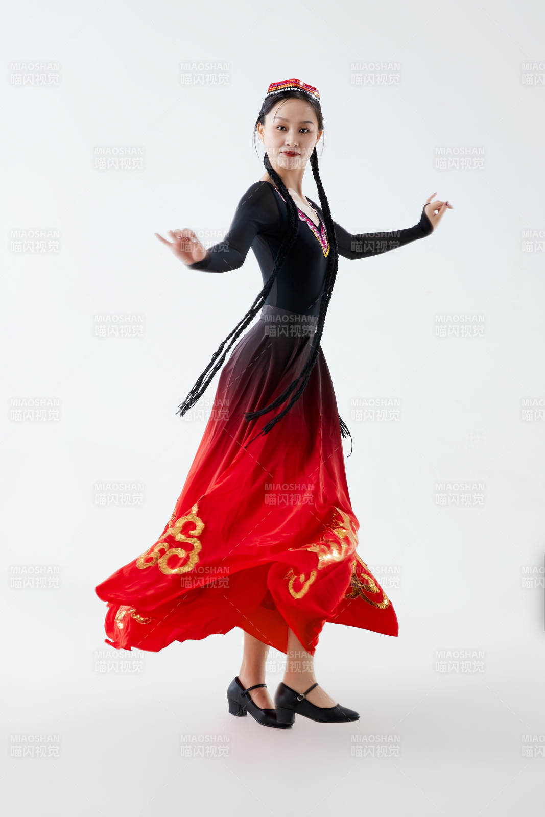 穿著新疆維吾爾族服飾跳舞的少女