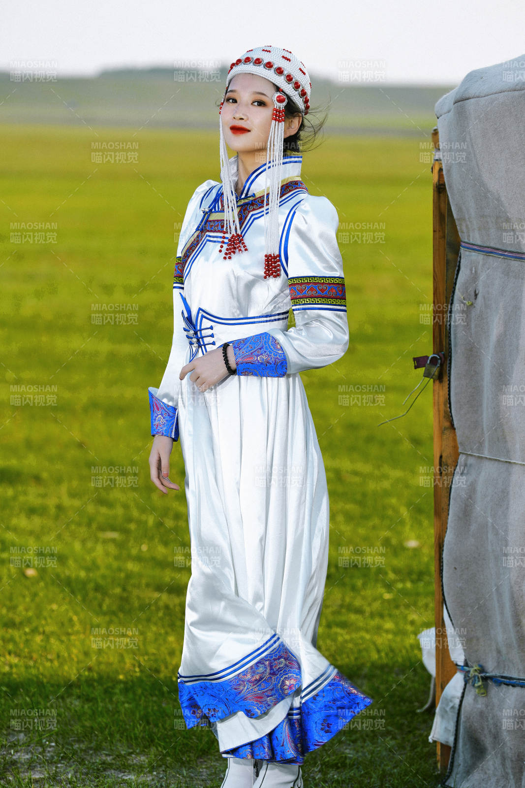 草原上穿著蒙古族傳統服飾的亞洲年輕美少女