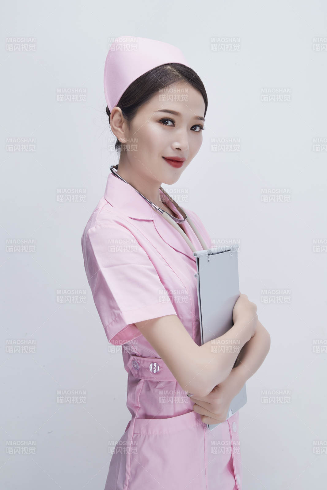 穿粉色護士服戴聽診器手持病歷夾的醫(yī)護人員