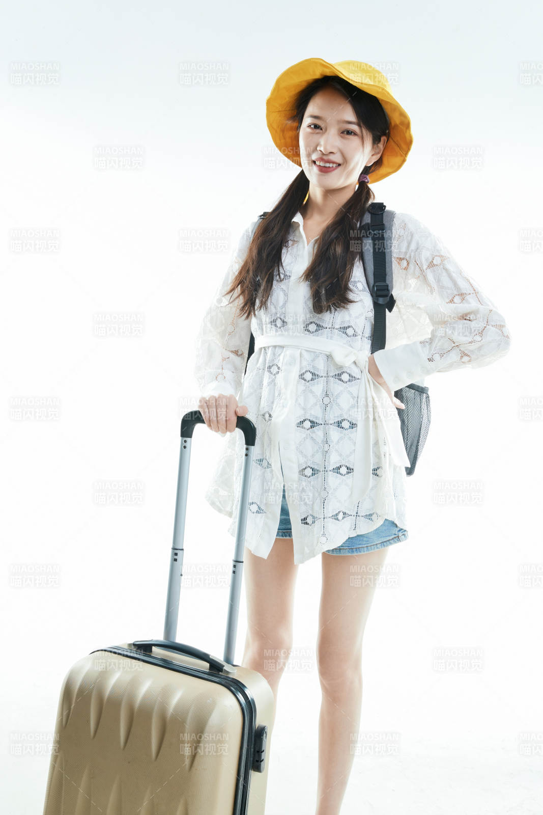 白色背景下準備出發旅行的美麗東方女大學生