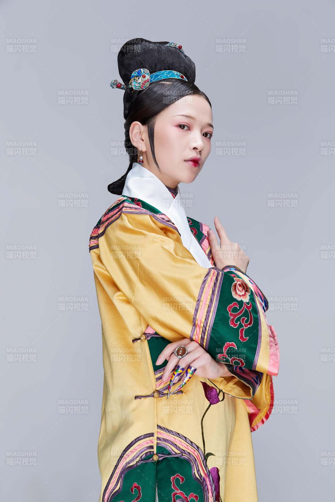 白色背景下的清代女性古裝造型清朝古裝