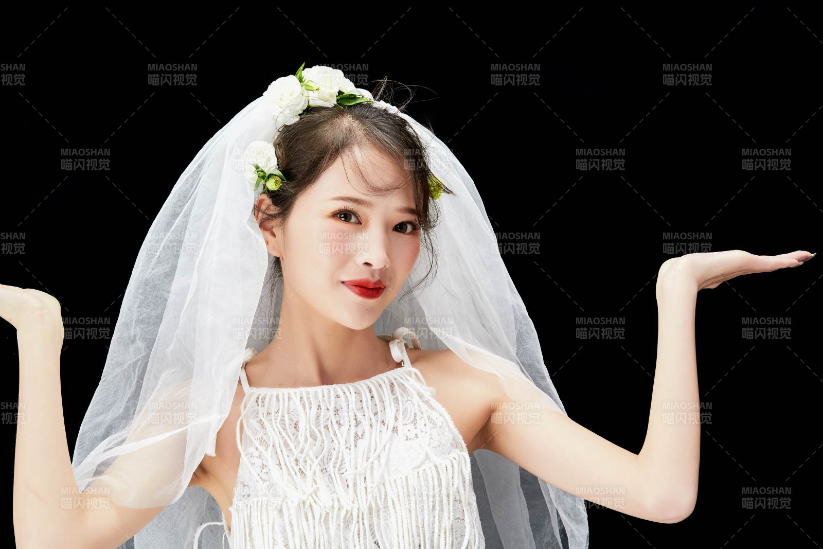 黑色背景下的美妝新娘彩妝人像