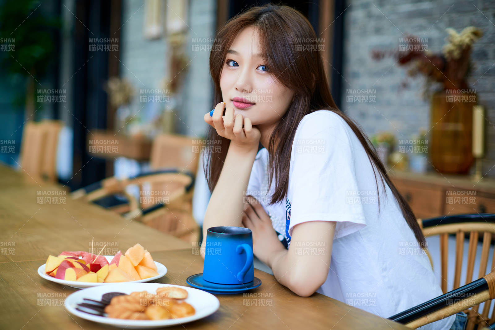 坐在咖啡圖書館吃東西的可愛少女