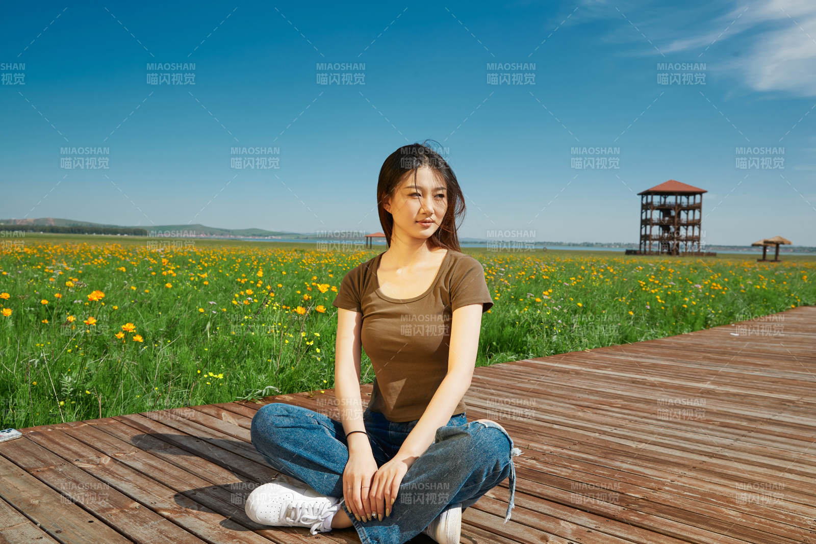 盛夏在草原濕地公園游玩的姑娘