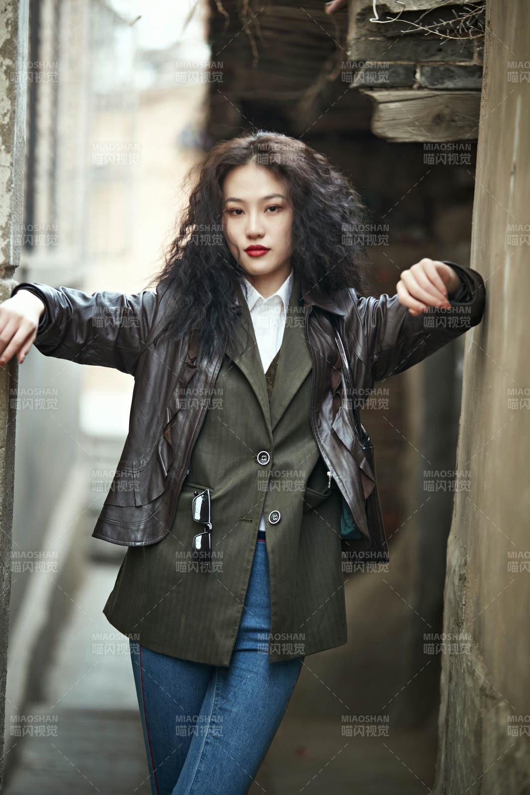 老舊城區(qū)里穿著復(fù)古港風(fēng)的美麗清純少女