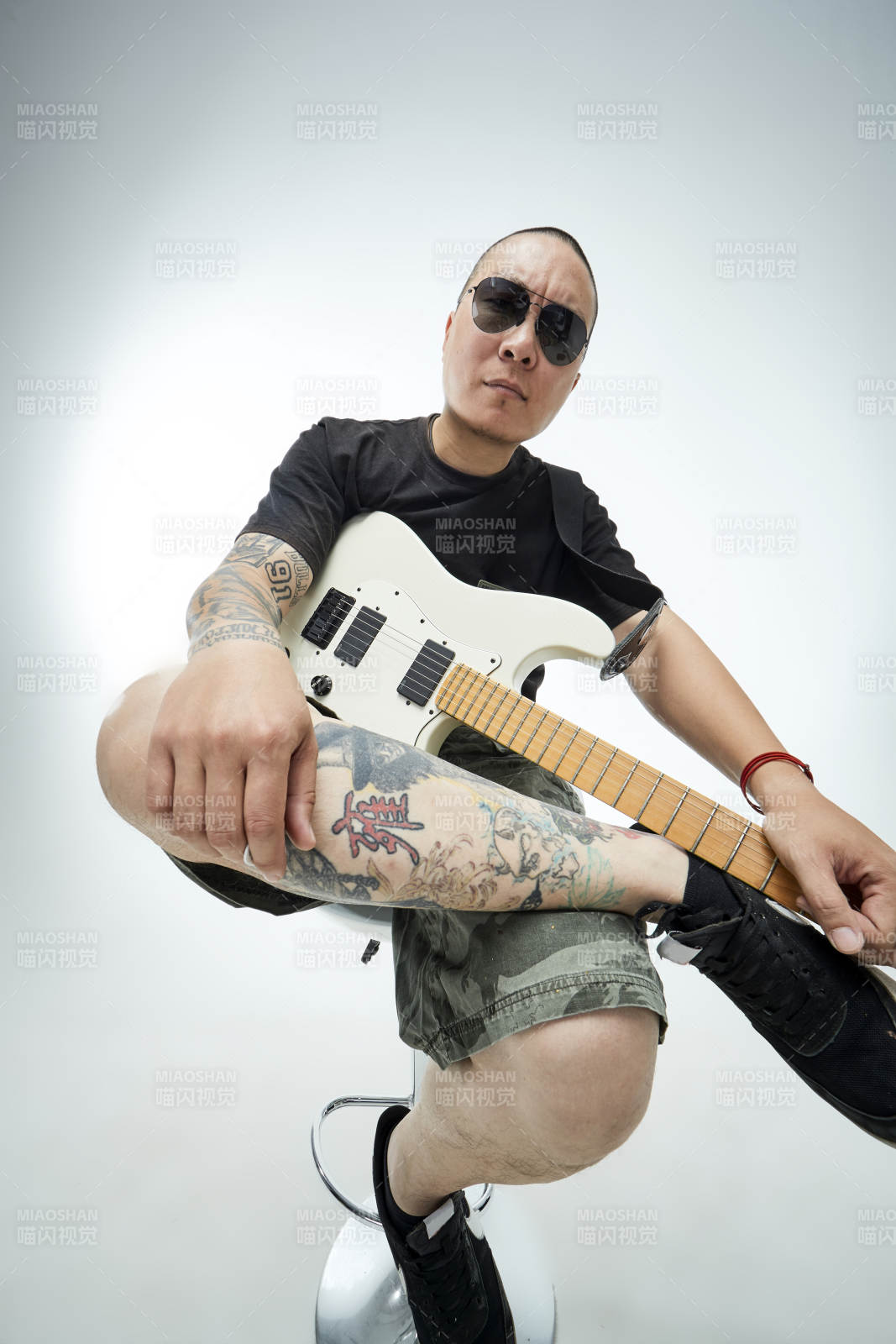 手持電吉他展示演奏的亞洲男性搖滾樂手人像
