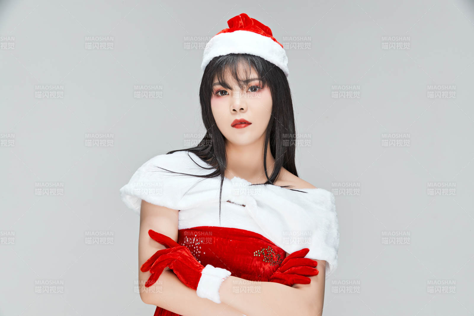 身穿圣誕服飾手提購物袋性感可愛的圣誕女郎