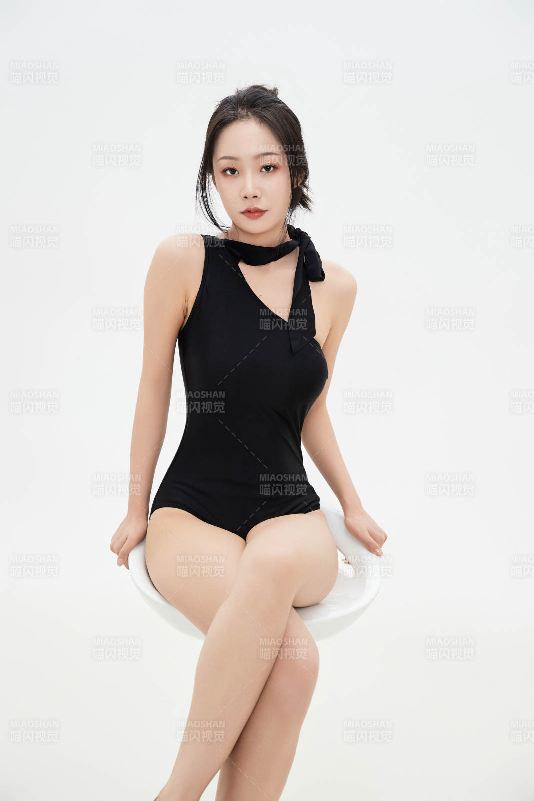 穿著運動泳裝的亞洲美女