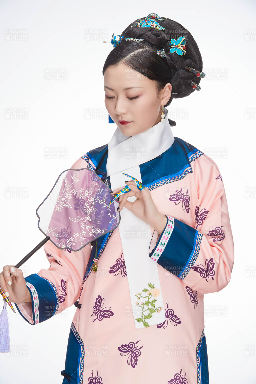 白色背景下的清代女性古裝造型清朝古裝