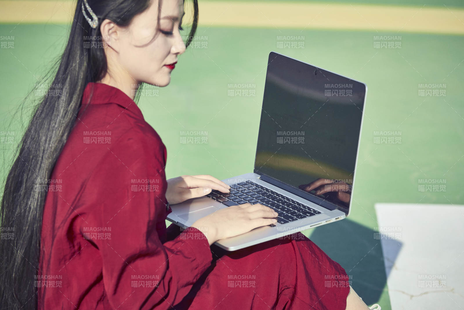 戶外進行商務辦公的青年女性局部特寫