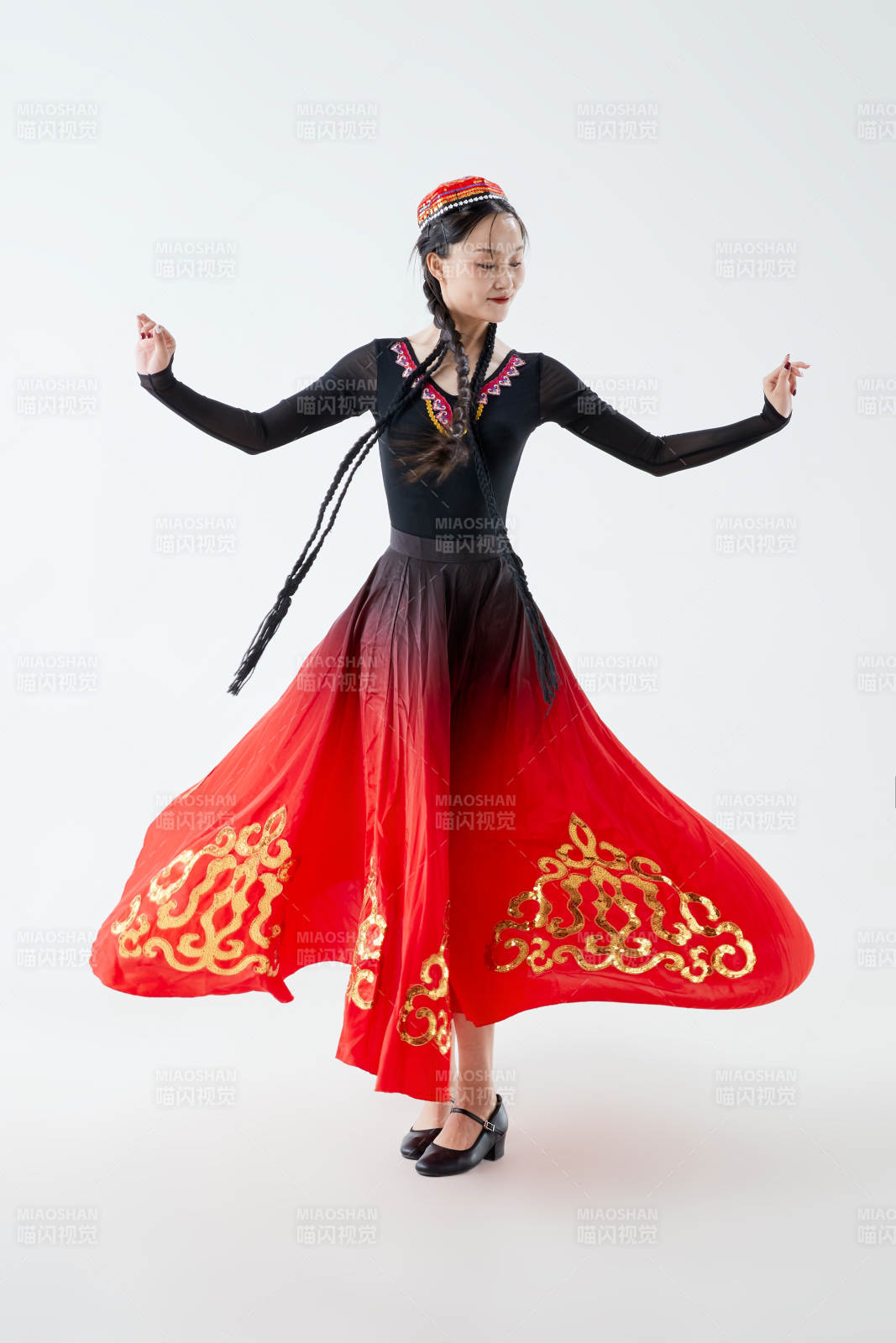 穿著新疆維吾爾族服飾跳舞的少女