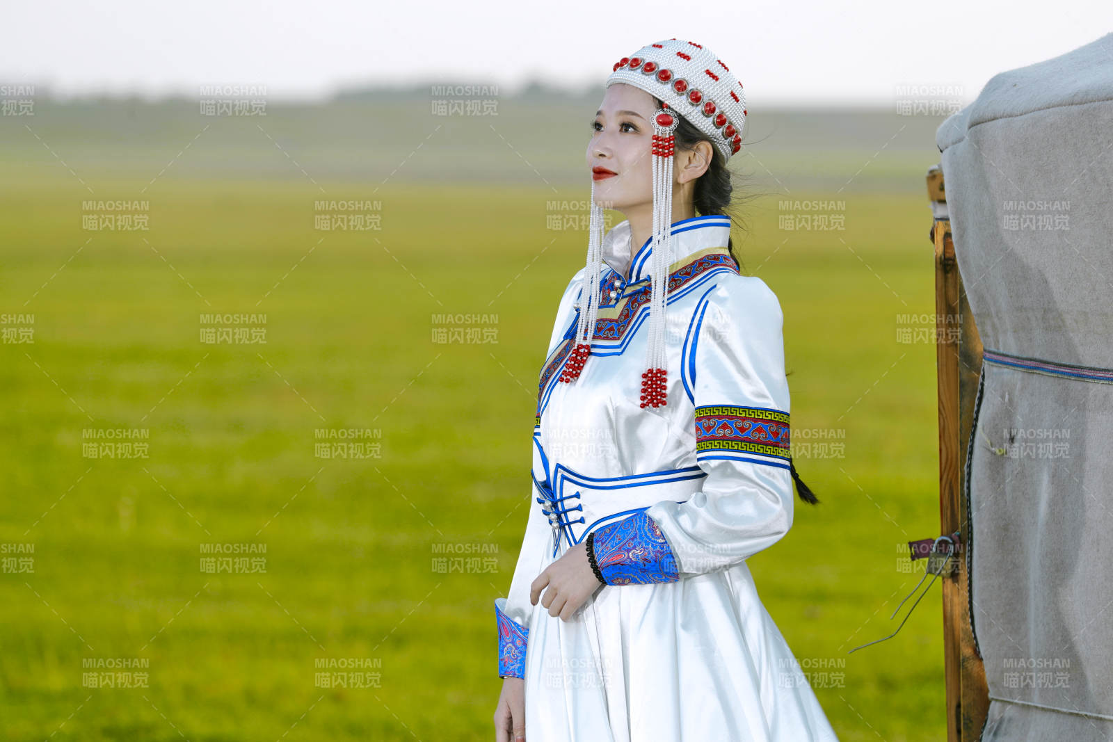 草原上穿著蒙古族傳統服飾的亞洲年輕美少女