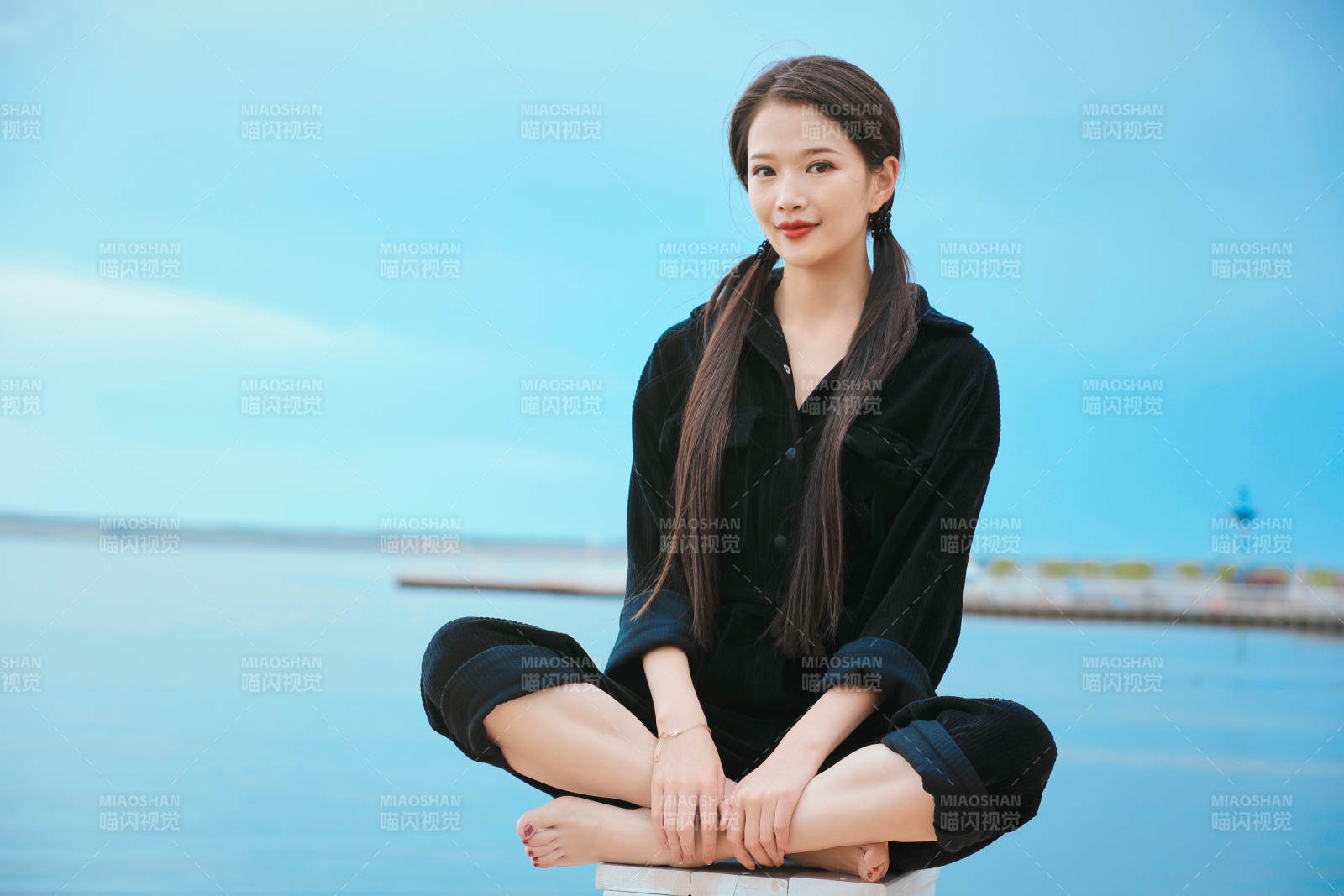 悠閑的坐在美麗湖岸碼頭的亞洲年輕女性人像