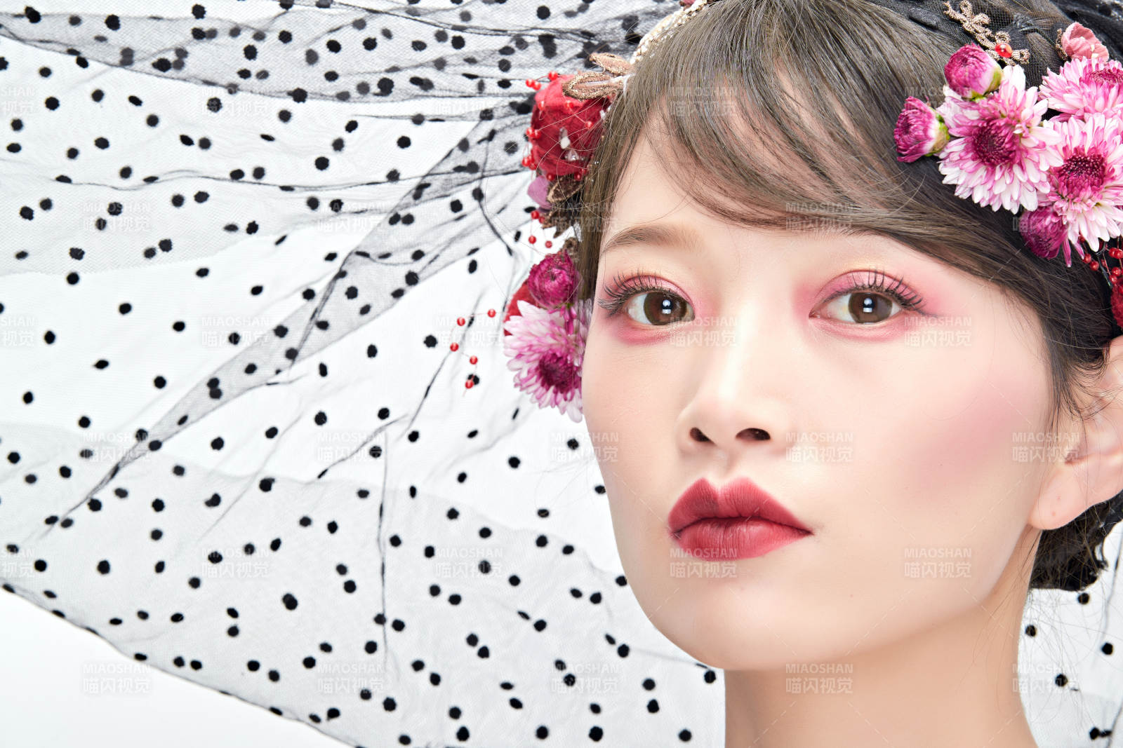 白色背景下的新娘彩妝美女人像