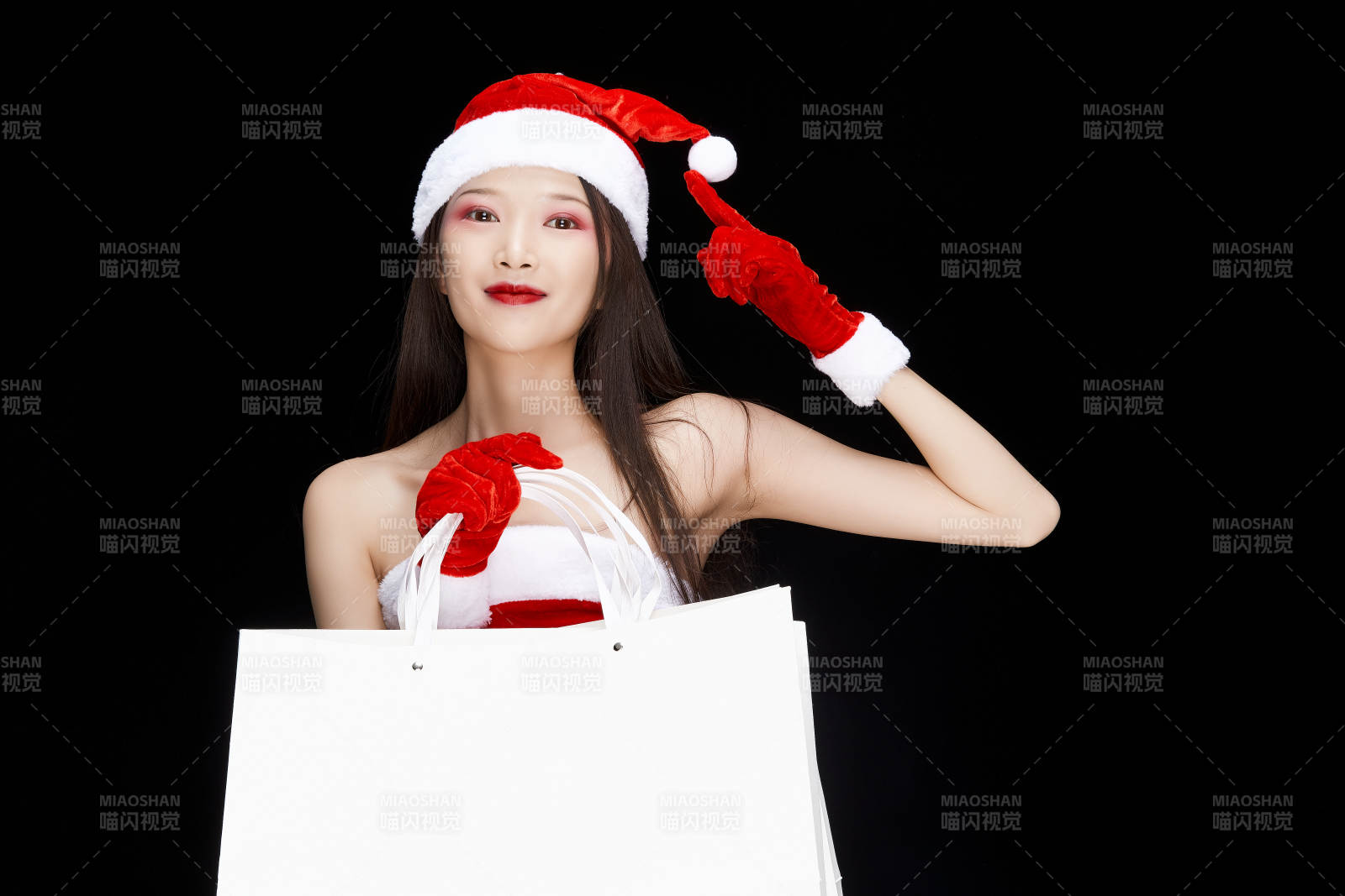 身穿圣誕服飾手提購物袋性感可愛的圣誕女郎