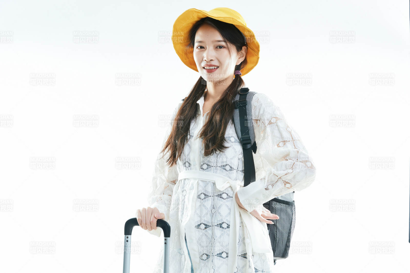 白色背景下準備出發旅行的美麗東方女大學生