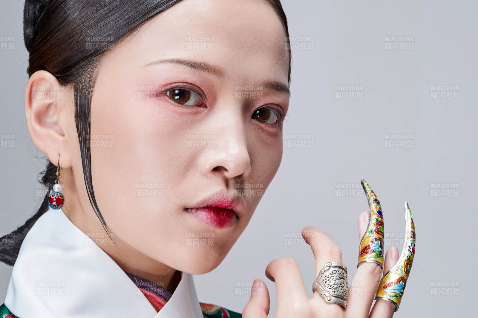 白色背景下的清代女性古裝造型清朝古裝