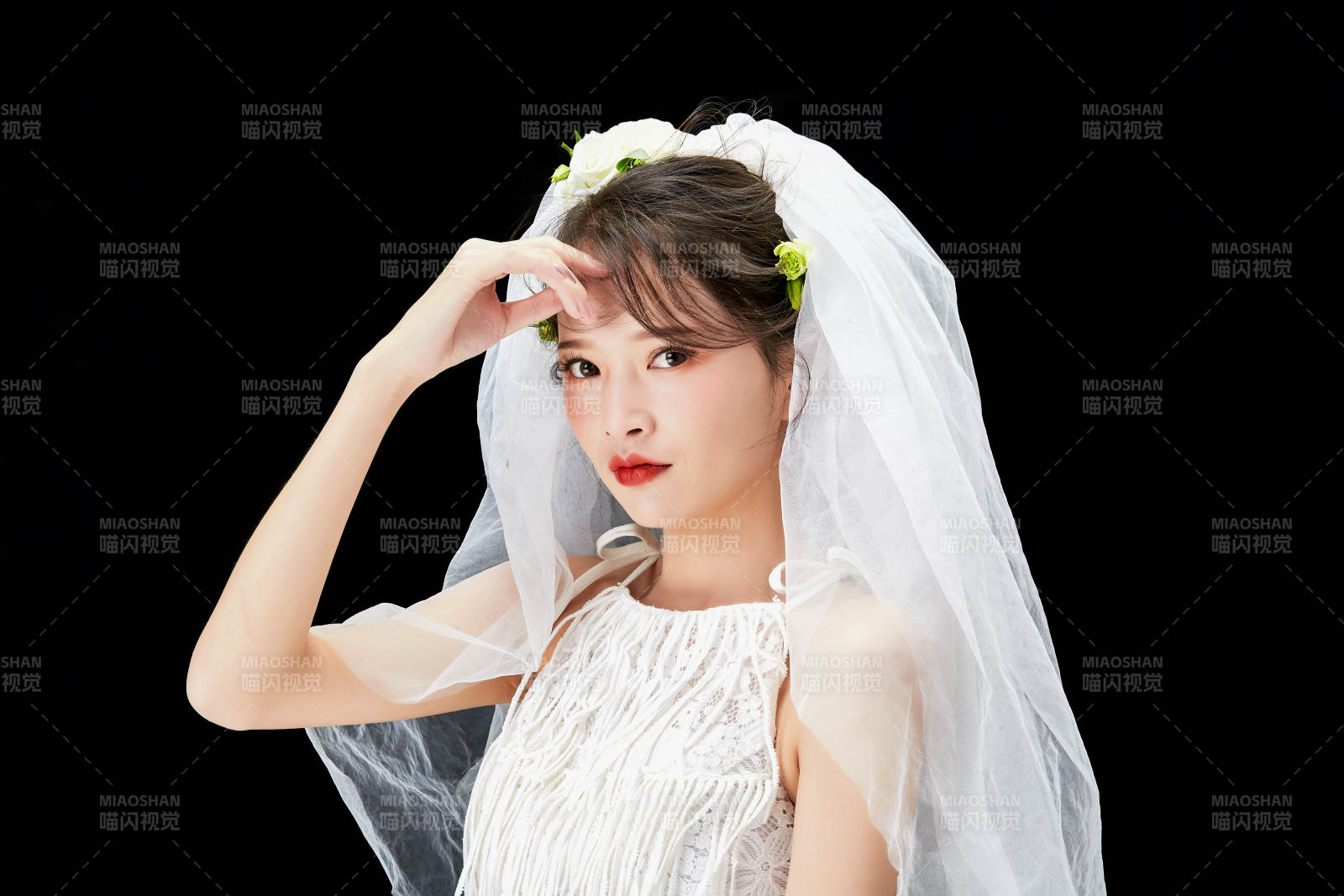 黑色背景下的美妝新娘彩妝人像