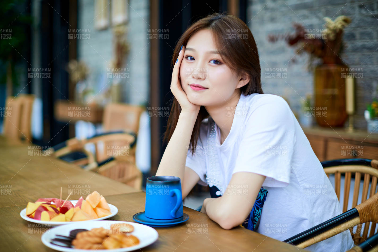 坐在咖啡圖書館吃東西的可愛少女