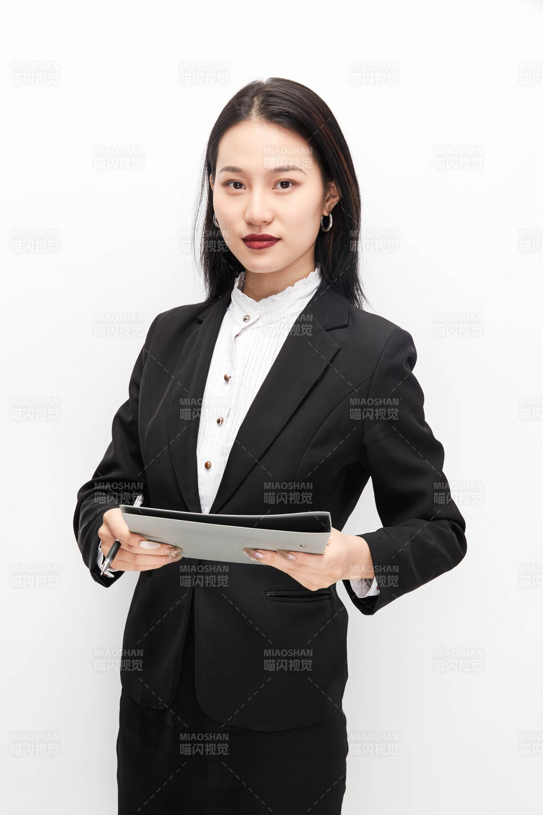 身穿西服拿著文件夾的美麗商務女士