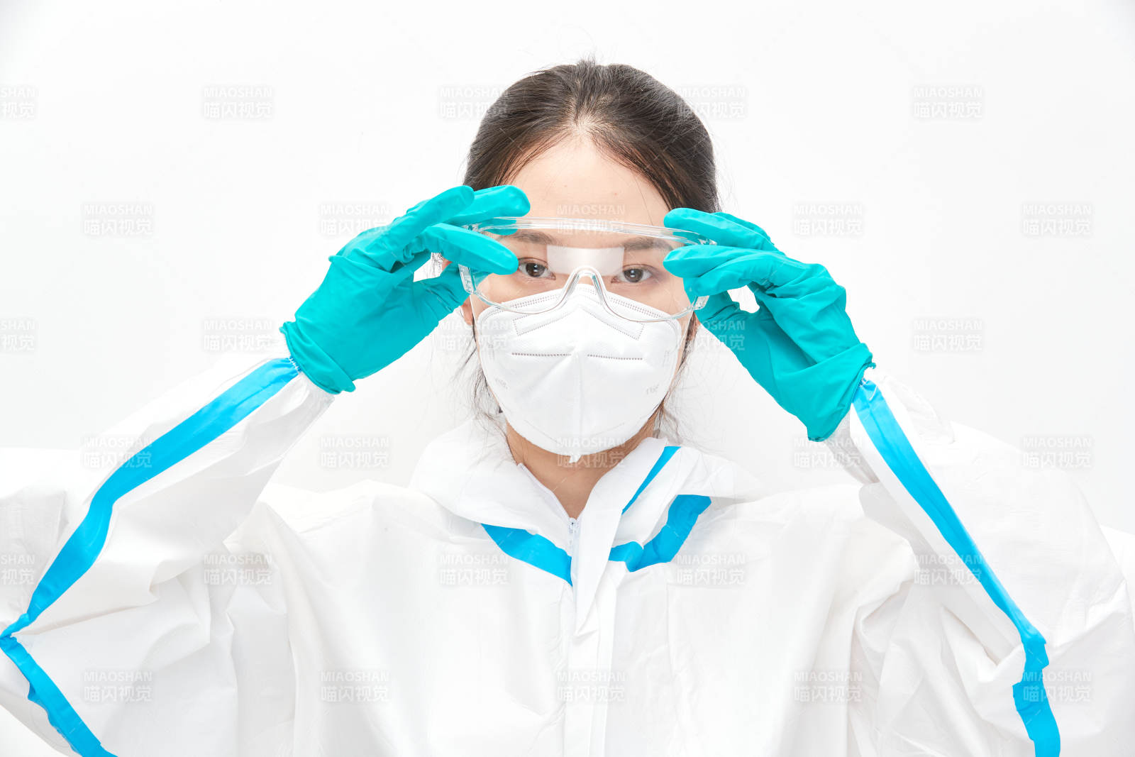 穿白色防護服佩戴護目鏡口罩的女性醫療人員