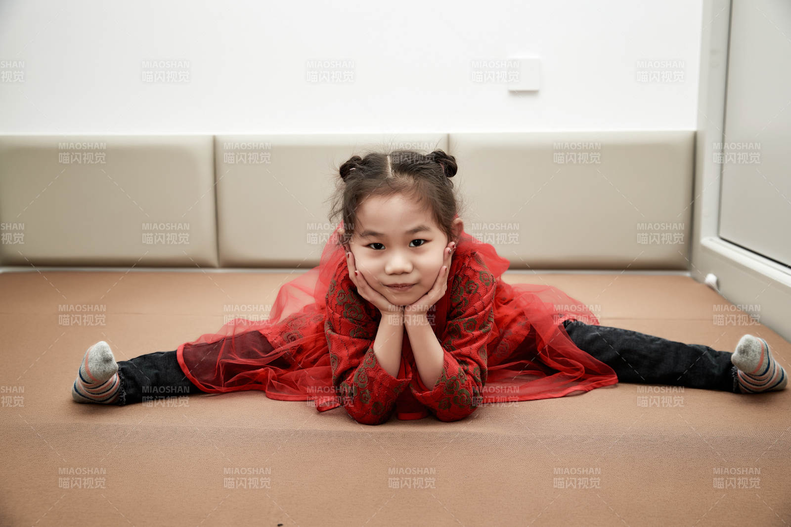 在家玩耍的亞洲小女孩