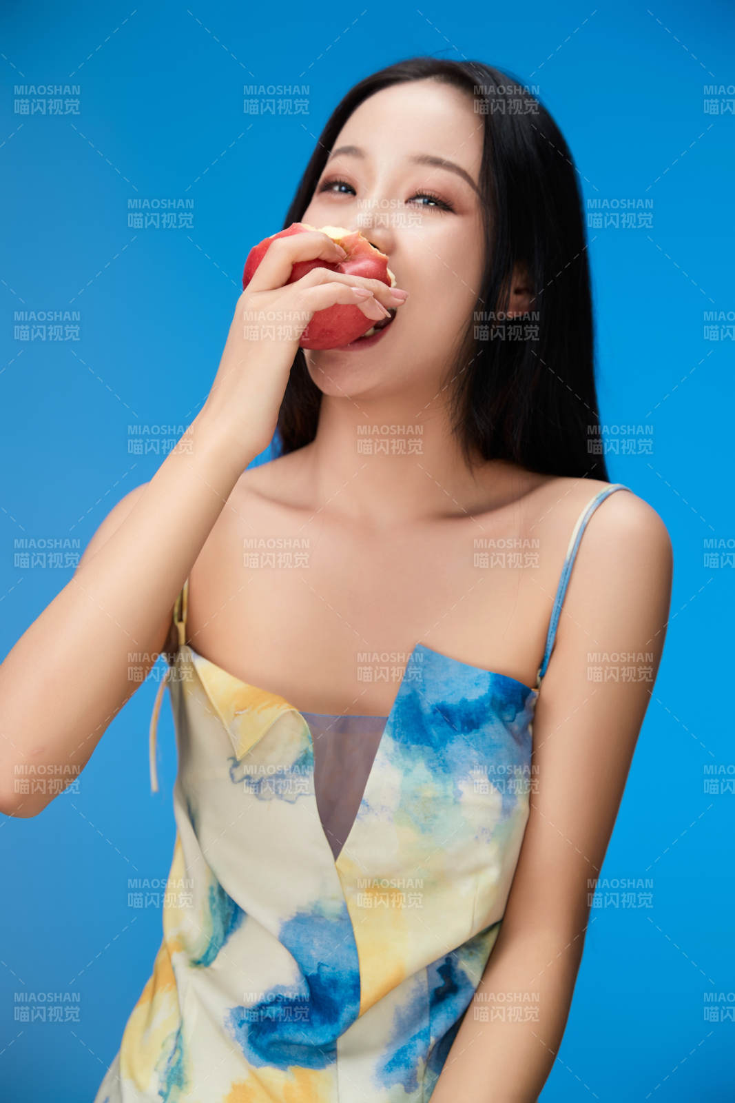 吃水果的亚洲东方长发少女