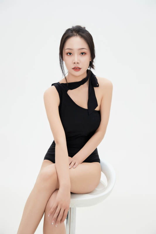 穿着运动泳装的亚洲美女