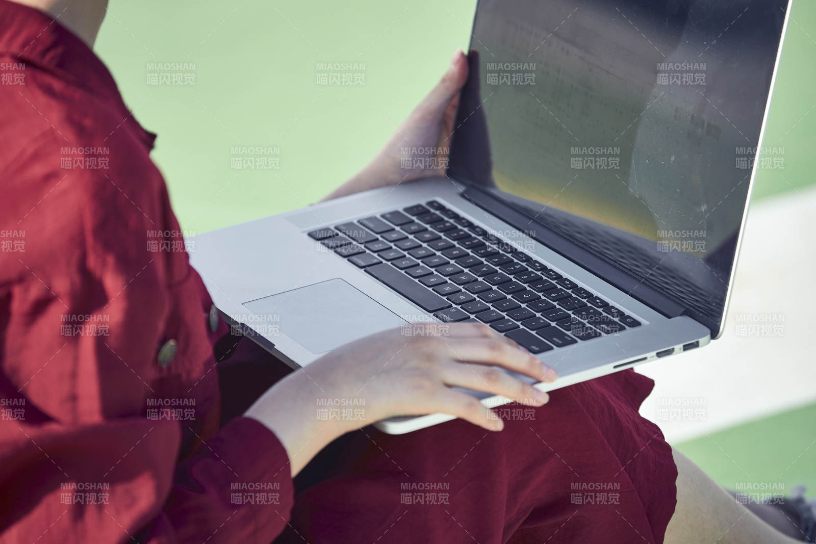 戶外進行商務辦公的青年女性局部特寫