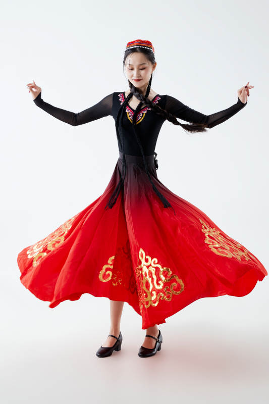 穿着新疆维吾尔族服饰跳舞的少女