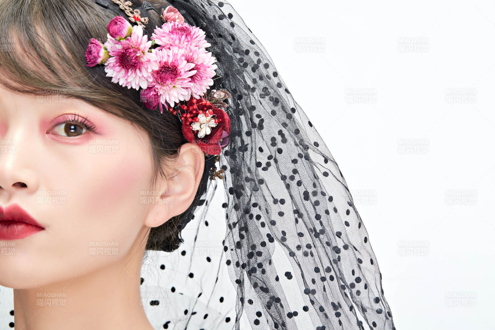 白色背景下的新娘彩妝美女人像