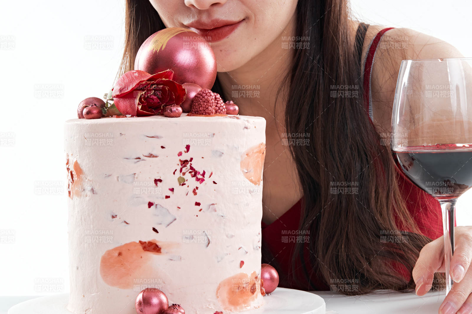 喝紅酒品嘗蛋糕的年輕女性