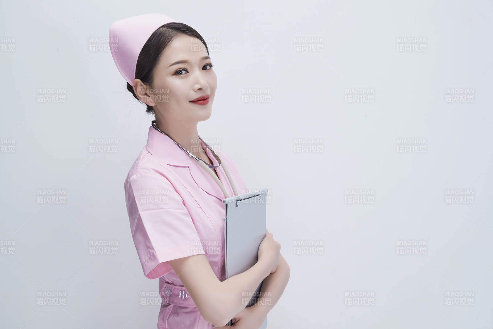 穿粉色護(hù)士服戴聽(tīng)診器手持病歷夾的醫(yī)護(hù)人員