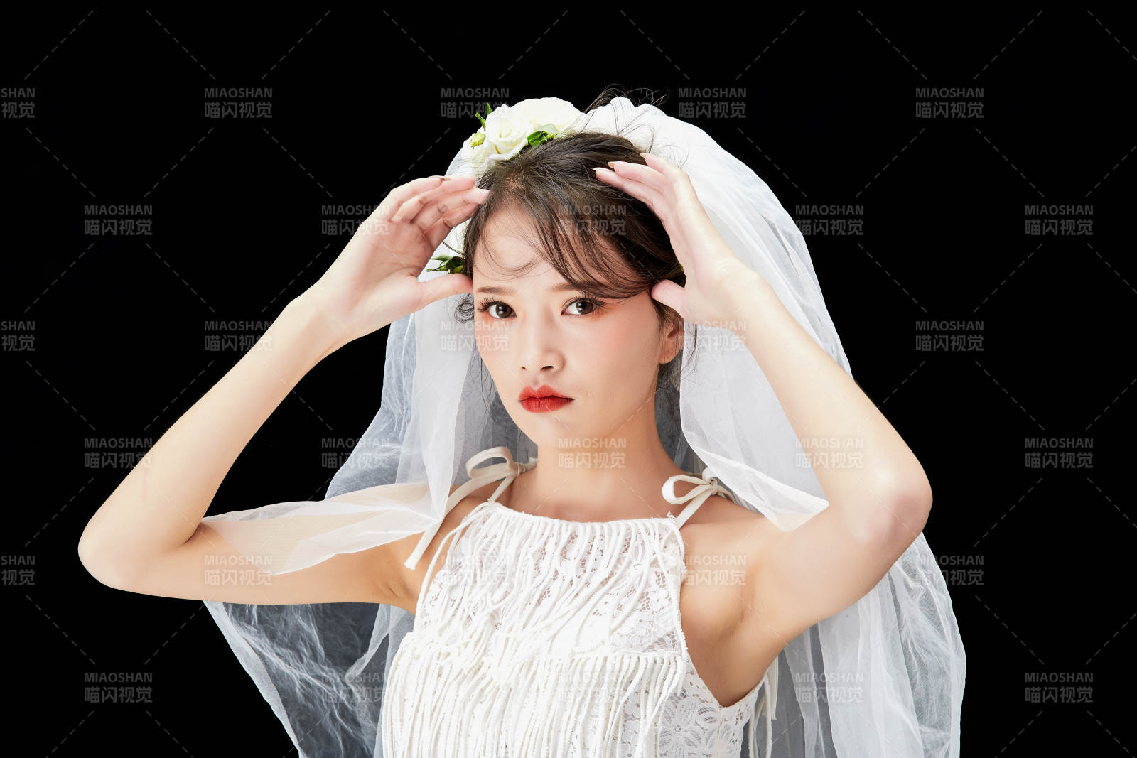 黑色背景下的美妆新娘彩妆人像图片