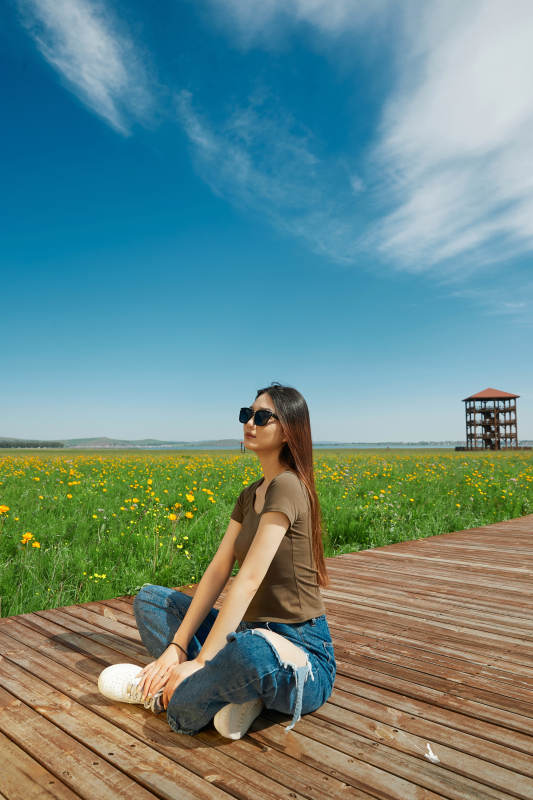 盛夏在草原湿地公园游玩的姑娘