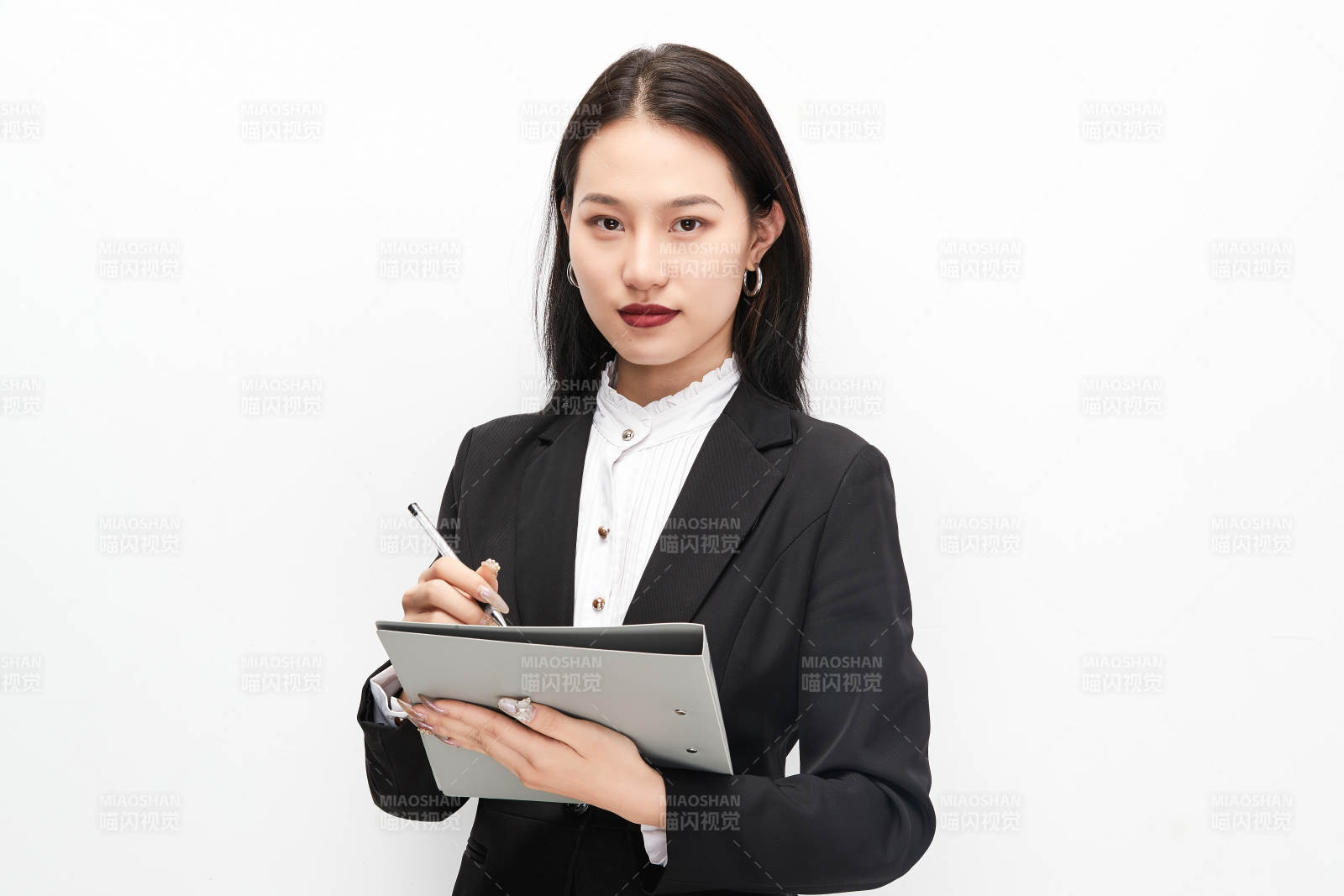 身穿西服拿著文件夾的美麗商務(wù)女士