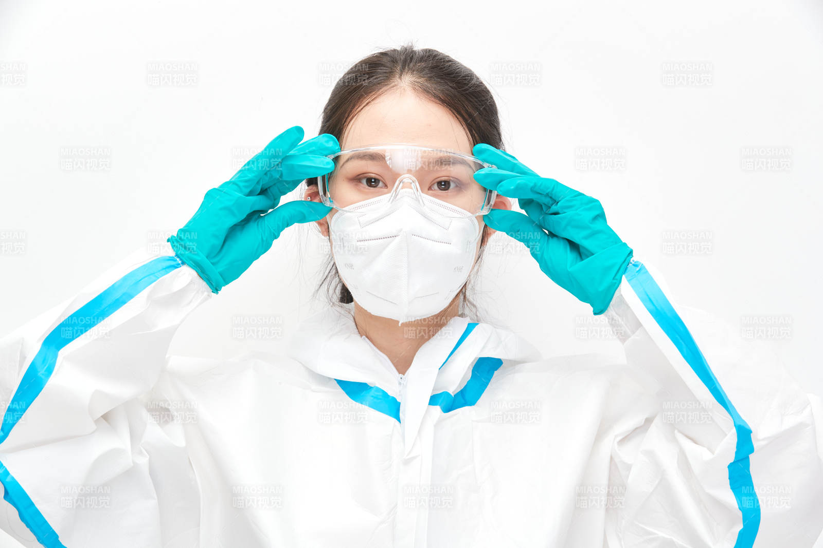 穿白色防護服佩戴護目鏡口罩的女性醫療人員