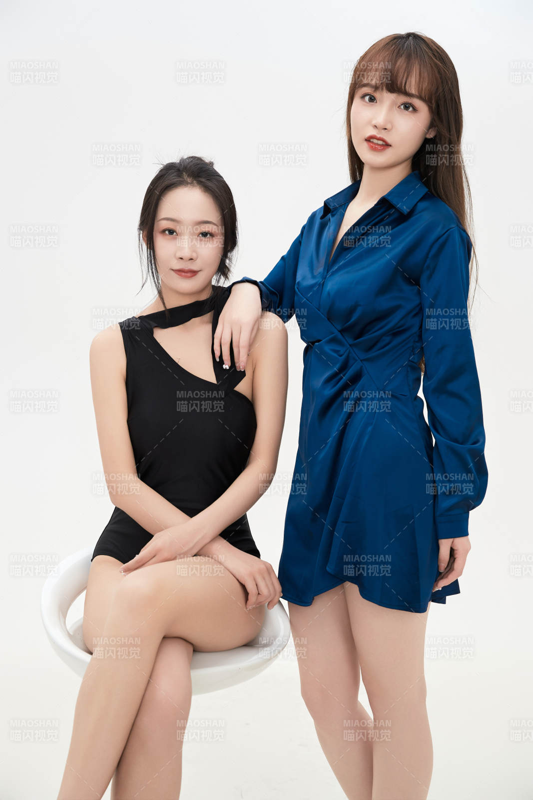 親密無間的可愛的亞洲美女閨蜜