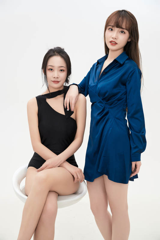 亲密无间的可爱的亚洲美女闺蜜