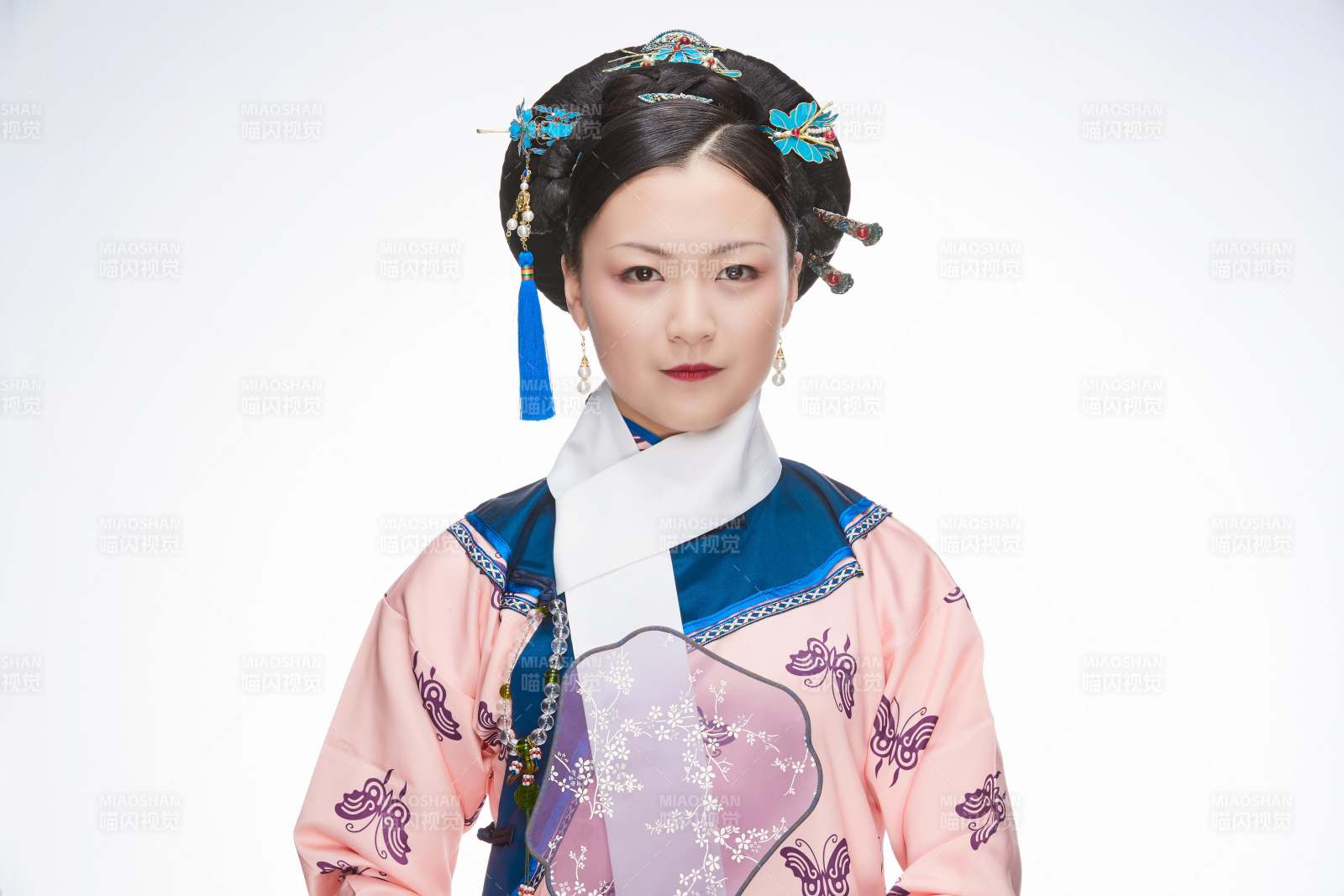 白色背景下的清代女性古裝造型清朝古裝