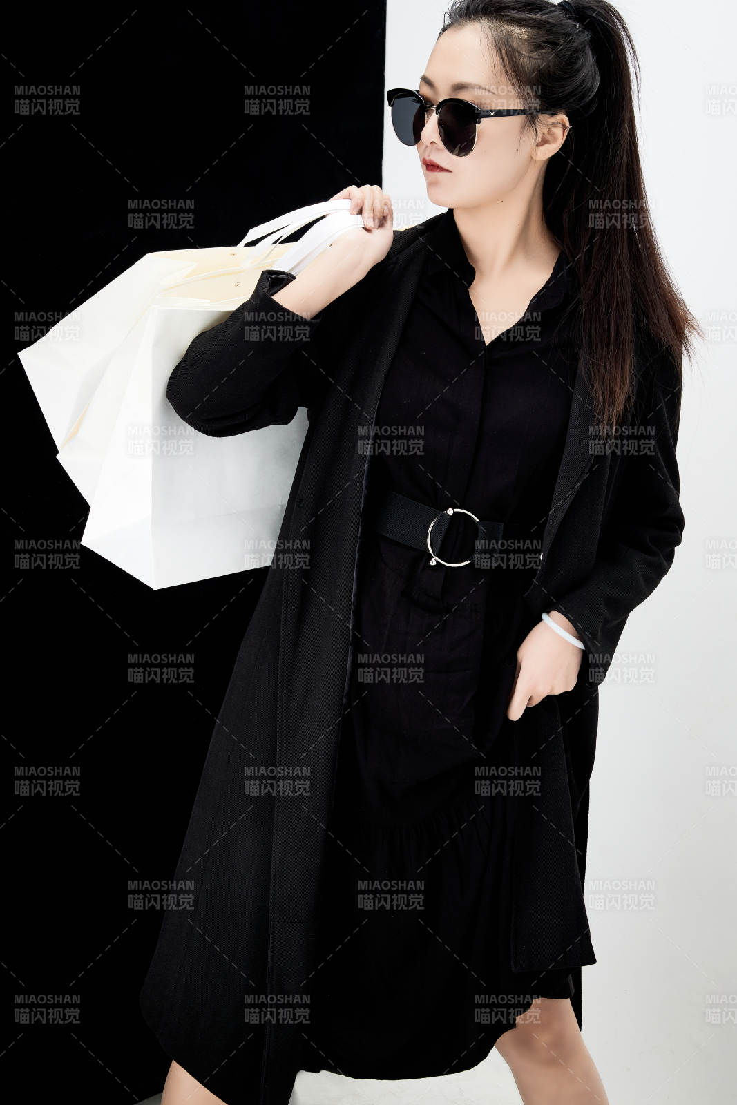 黑白色背景下的手提购物袋的时尚亚洲少女
