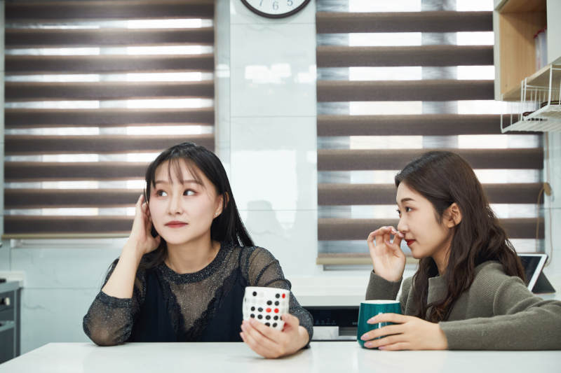 在餐厅喝咖啡闲聊的亚洲闺蜜