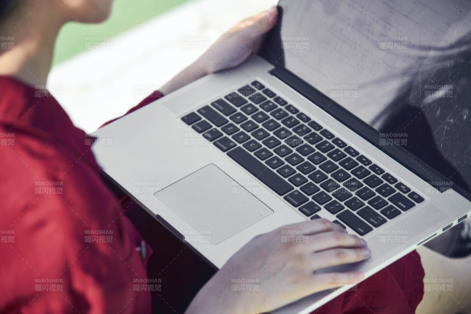 戶外進行商務辦公的青年女性局部特寫